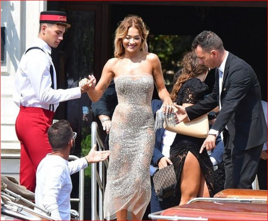 Rita Ora vazhdon të shkëlqejë me dukjen në Festivalin e Filmit në Venecia