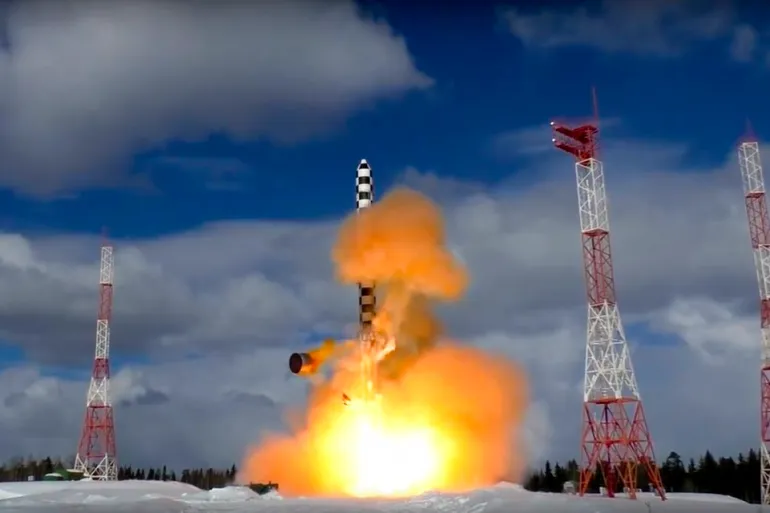 Rusia vendos sistemin e avancuar të raketave bërthamore Sarmat në 'detyrë luftarake'