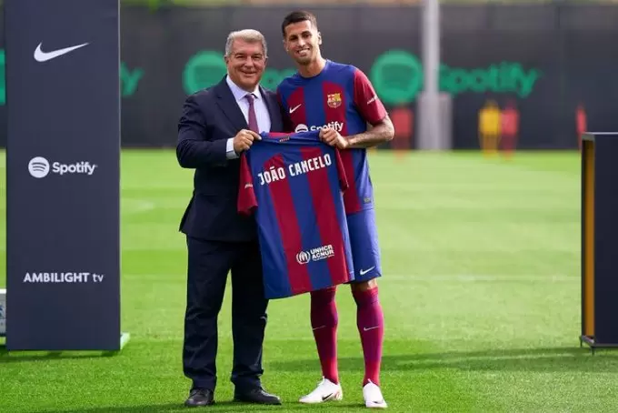 'Ajo e dinte', Cancelo prezantohet te Barça me mesazhin mallëngjyes