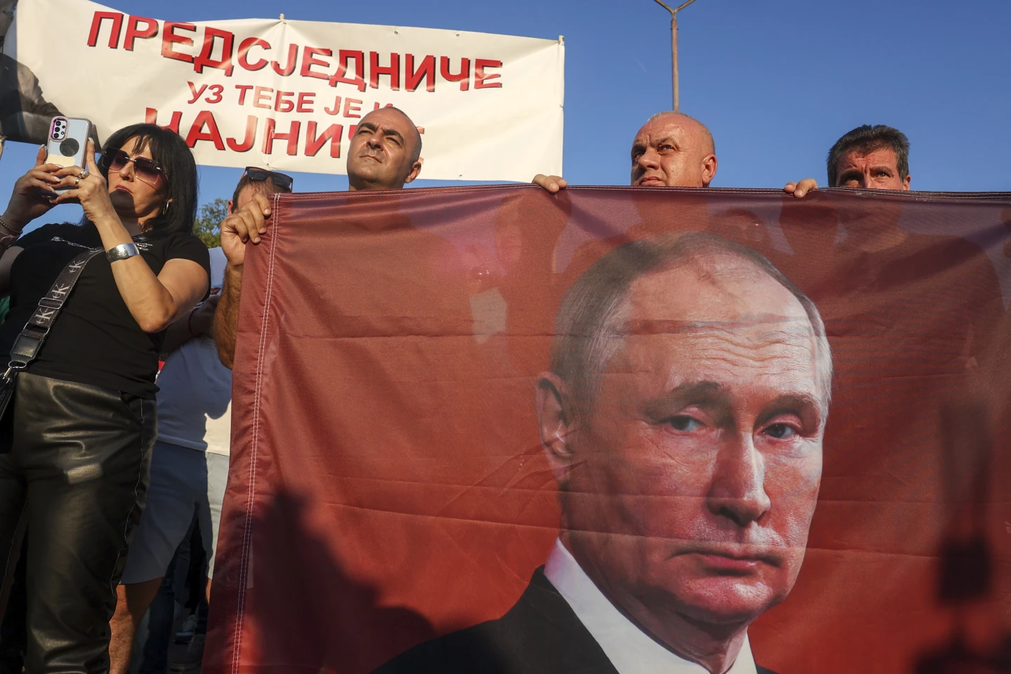 FOTO/ Ithtarët e presidentit serb të Bosnjës, Milorad Dodikut, protestojnë me flamuj të Putinit