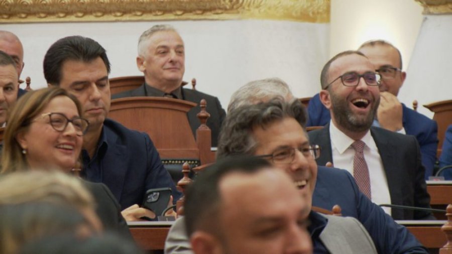 VIDEO/ Nikolla prezanton kreun e ri të grupit parlamentar të PD, Gaz Bardhi i qesh Bashës në fytyrë