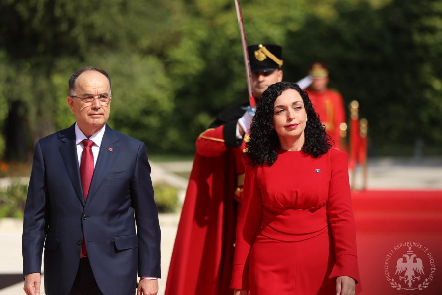 Presidentja e Kosovës, Vjosa Osmani, nis vizitën zyrtare në Tiranë