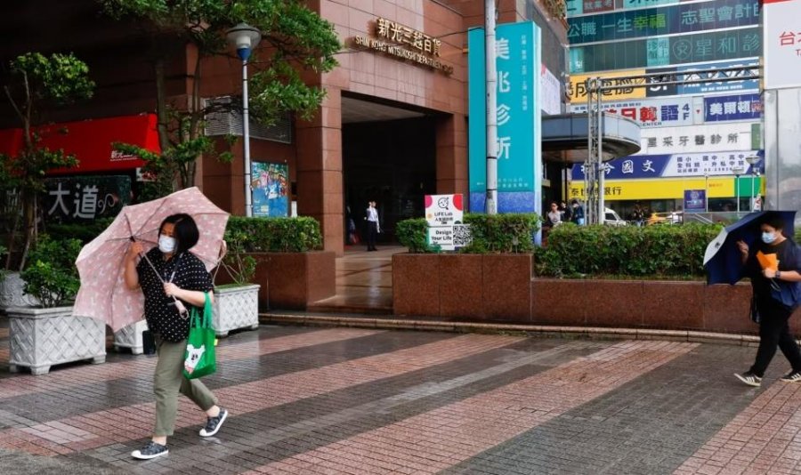 Tajvani goditet nga një tajfun i fuqishëm