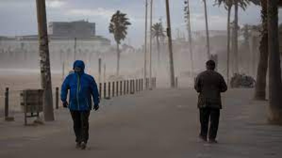 Stuhia frikëson spanjollët, autoritetet urdhër banorëve: Mos dilni nga shtëpitë