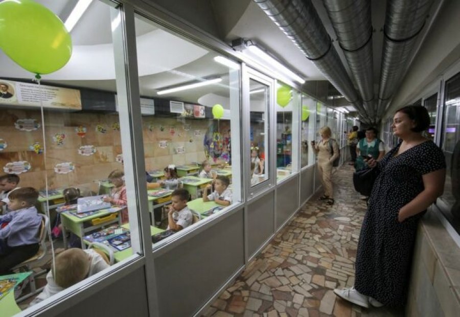 FOTO/ Stacioni i metrosë shndërrohet në shkollë për t’i shpëtuar bombave ruse