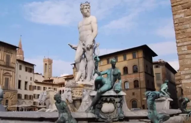 Gjobitet turisti në Firence, dëmtoi statujën e Poseidonit për të bërë një selfie