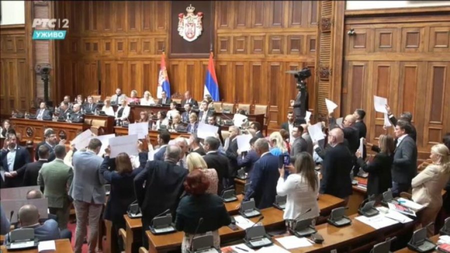 Opozita serbe shkakton kaos në Parlamentin e Serbisë, kërkojnë dorëheqjen e Vuçiç dhe zgjedhje të parakohshme