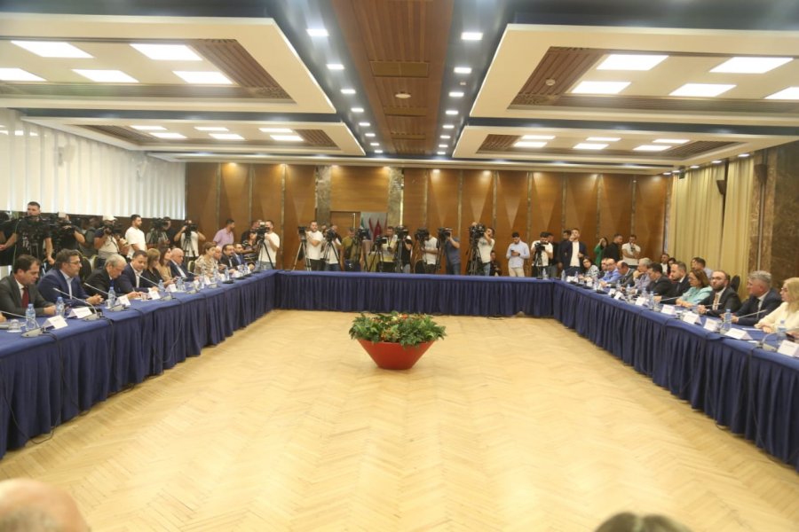 SYRI TV/ 43 deputetë në tryezën e bashkimit, deputetët e PD unifikohen përballë Ramës