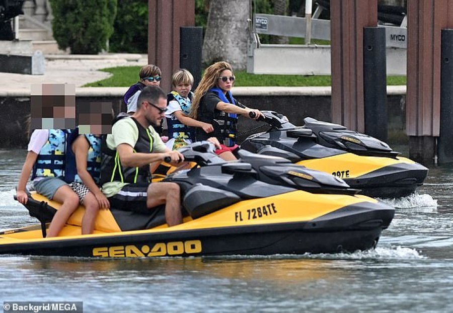 Teksa përflitet për një romancë me Lewis Hamilton, Shakira fotografohet me fëmijët gjatë pushimeve në Miami