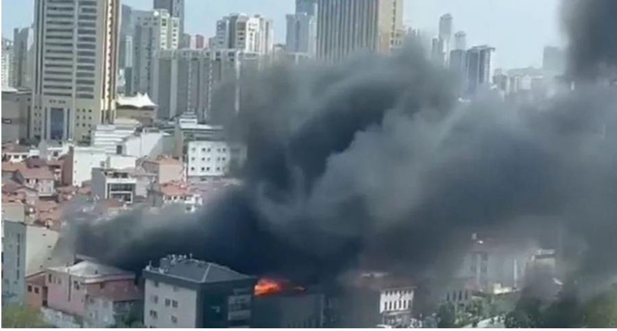 VIDEO/ Zjarr në një ndërtesë dykatëshe, tym dhe flakë në Stamboll