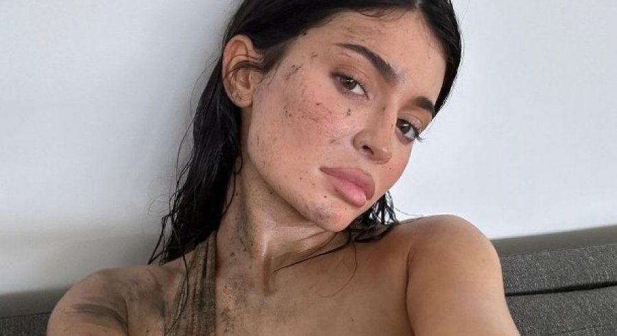 'Të jesh i pastrehë nuk është modë', Kylie Jenner kritikohet për fotot e mbuluar nga pisllëku