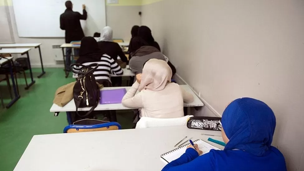 Shkollat ​​shtetërore franceze u mohojnë arsimimin vajzave me shami, largojnë dhjetra prej tyre