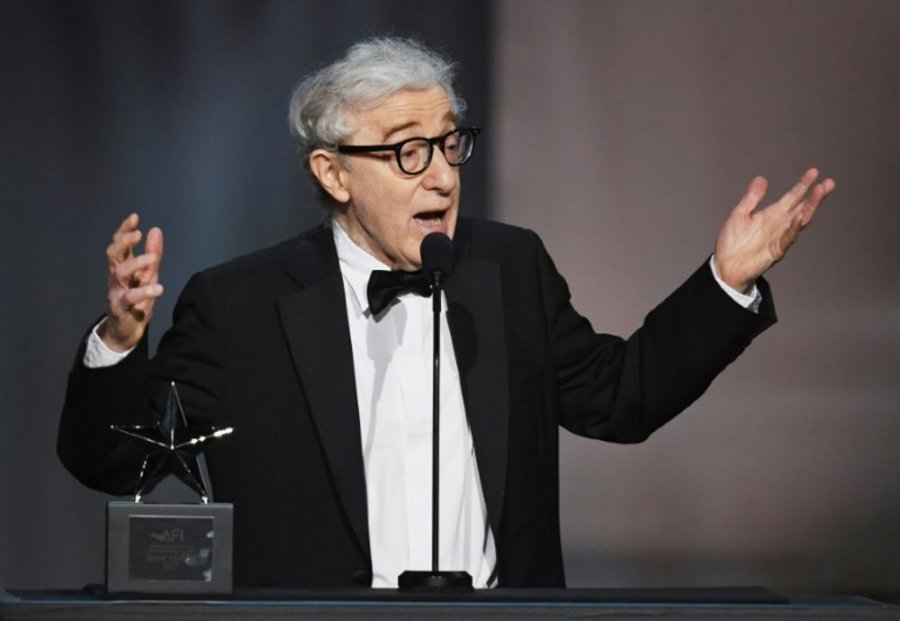 ‘Ishte thjesht një puthje’: Woody Allen ndez polemikat mbi skandalin e Kupës së Botës 