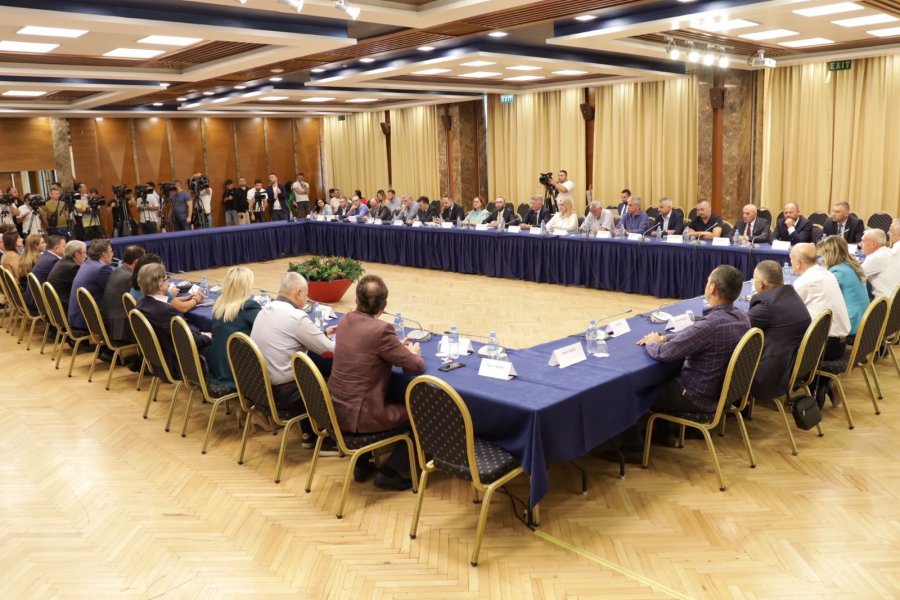 Bashkimi i opozitës/ Kush janë 43 deputetët në tryezën ‘Bardhi-Berisha’