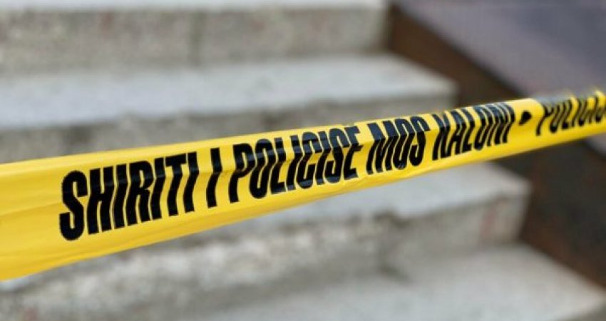Vdes një grua në Rahovec, u rrëzua nga një lartësi 1.5 metra