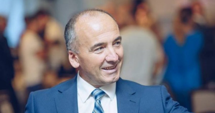 Shtyhet për pak orë seanca ndaj të dyshuarve që sulmuan fizikisht kryetarin e Pejës