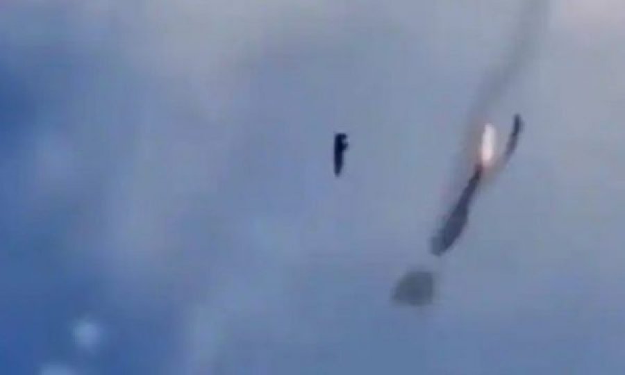 VIDEO/ Ukrainasit rrëzojnë helikopterin rus në jug të vendit, publikohen pamjet