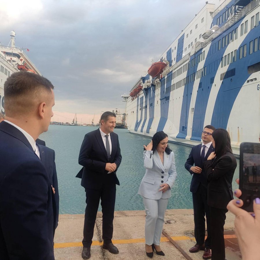 Doganierët e Kosovës në Portin e Durrësit e quajnë historike, vizitën e Presidentes Osmani 