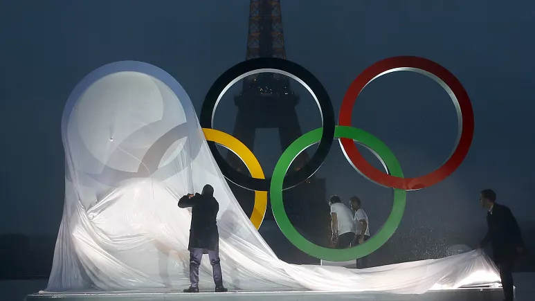 Flamuri rus nuk mund të valëvitet në Lojërat Olimpike në Paris, thotë Macron