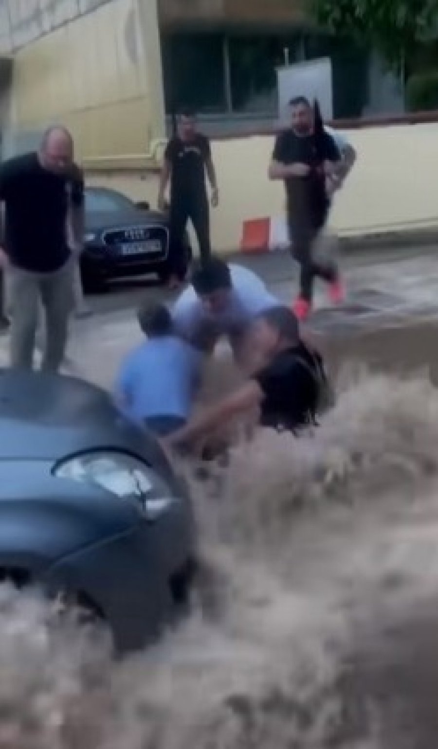 Moti i keq në Greqi/ Pamje dramatike në Athinë, qytetarët shpëtojnë një person që po e merrte uji i rrëmbyeshëm