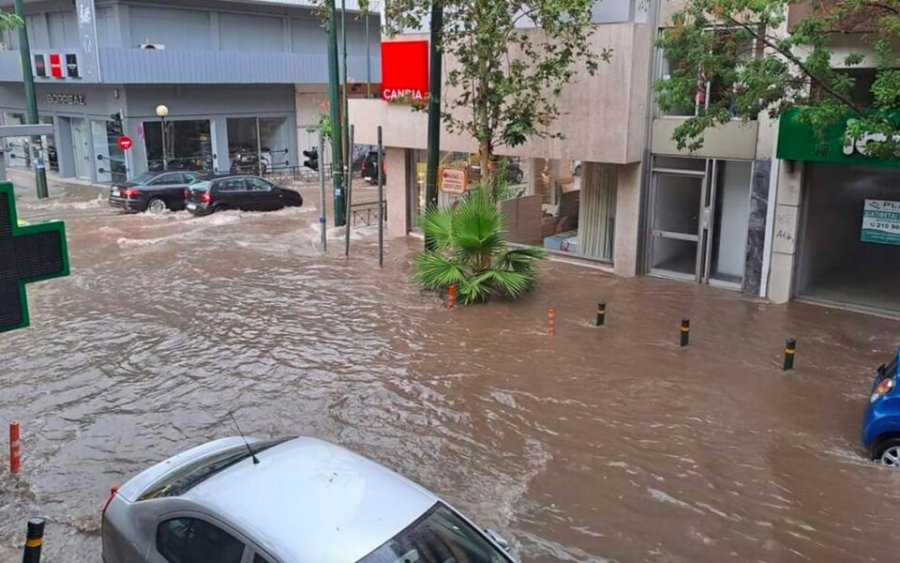 Përmbytja nga stuhia përfshin Athinën, kaos në trafik