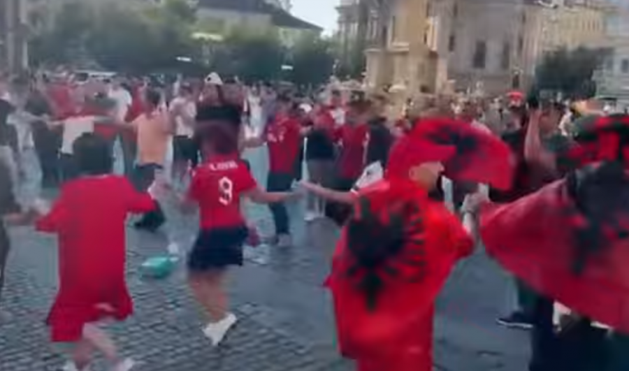 VIDEO/ Praga 'vishet' kuqezi, atmosferë elektrizuese para ndeshjes së Kombëtares