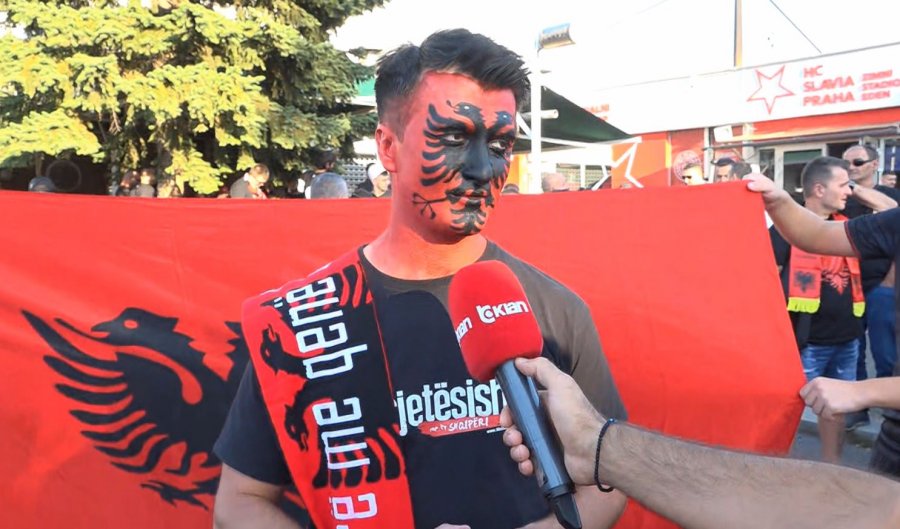 Tifozi i veçantë nuk e lë kombëtaren as në Pragë, ka një kërkesë të veçantë për politikanët shqiptarë