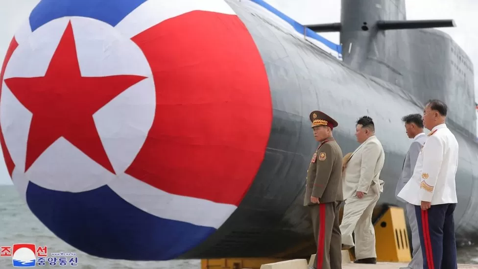 Kim Jong Un i Koresë së Veriut prezanton 'nëndetësen e sulmit bërthamor'