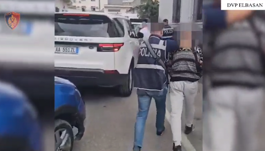 Kallashnikov dhe municion luftarak në makinë, 2 të arrestuar në Elbasan