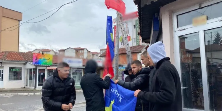 Mitrovicë e Veriut: Skadon sot afati për lirimin e godinës nga strukturat ilegale serbe