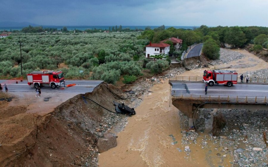 Dhjetë viktima dhe 4 të zhdukur nga përmbytjet në Greqi