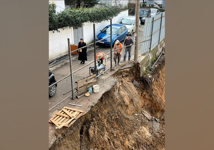 VIDEO/ Kompania e drejtorit të Bashkisë Tiranë, shkatërron rrugën e banorëve