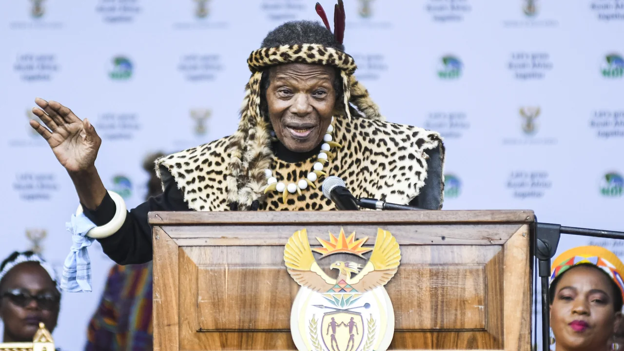  Vdes në moshën 95-vjeçare në Afrikën e Jugut lideri zulu