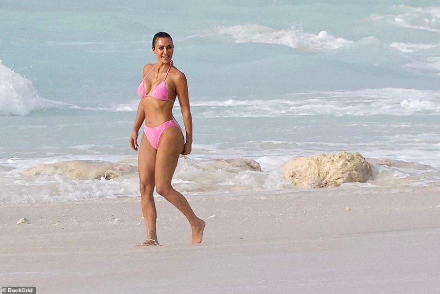 Kim Kardashian tregon fizikun e përkryer në bikini rozë