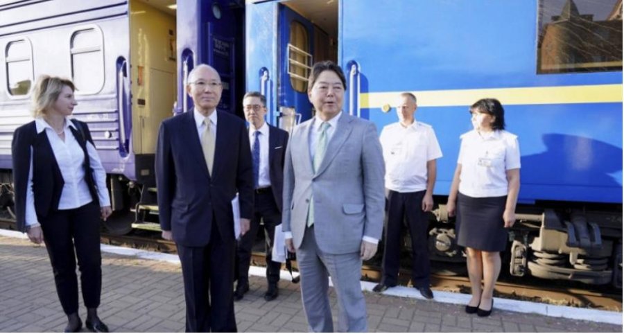 Ministri i Jashtëm japonez viziton Ukrainën
