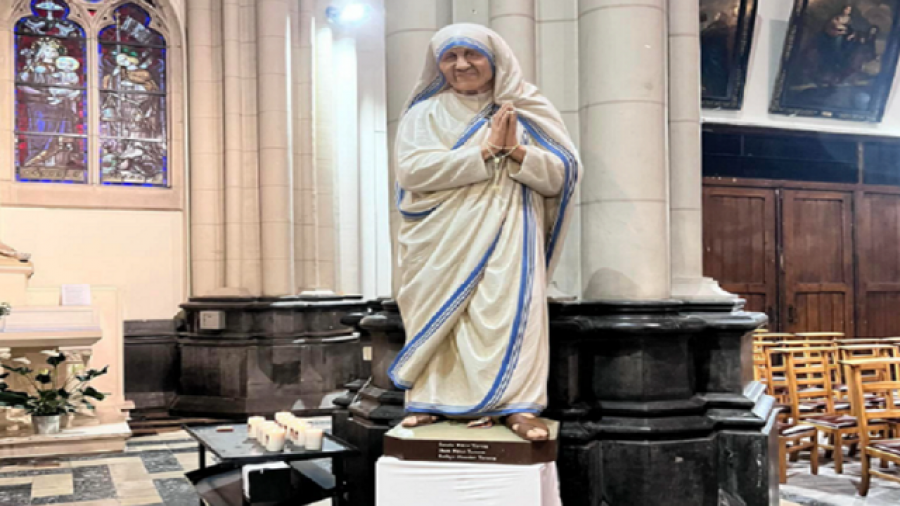 Bruksel/ Inaugurohet statuja e Nënë Terezës në kishën 'Notre Dame de Laeken'