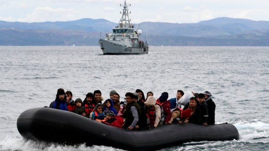 Rojet bregdetare shpëtojnë 24 emigrantë në brigjet greke, mes tyre edhe 6 fëmijë