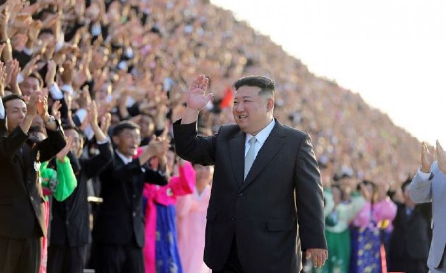 Pak para takimit me Putinin, Kim Jong Un shfaqet në publik, feston 75-vjetorin e Pavarësisë së Koresë së Veriut