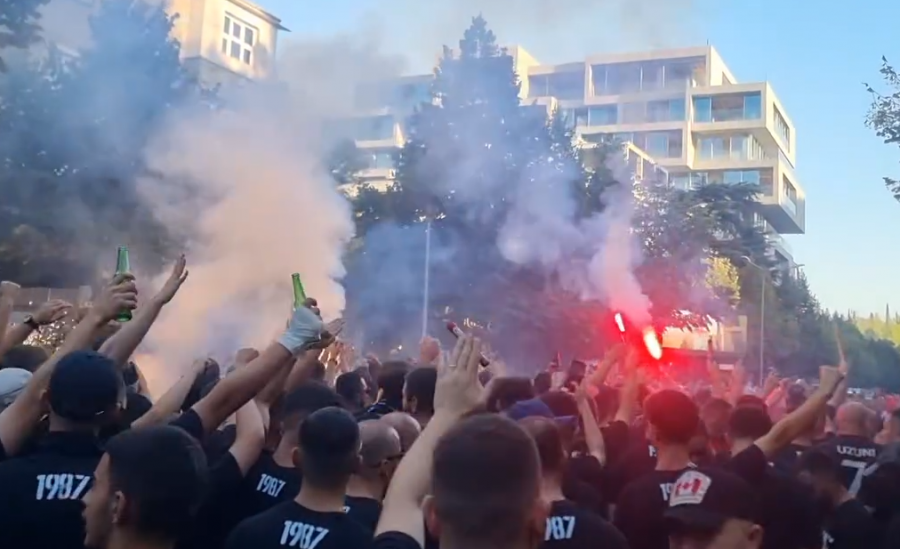 VIDEO/ Tifozët shqiptarë dhe polakë iu nënshtrohen kontrolleve, fillon hyrja për në stadium