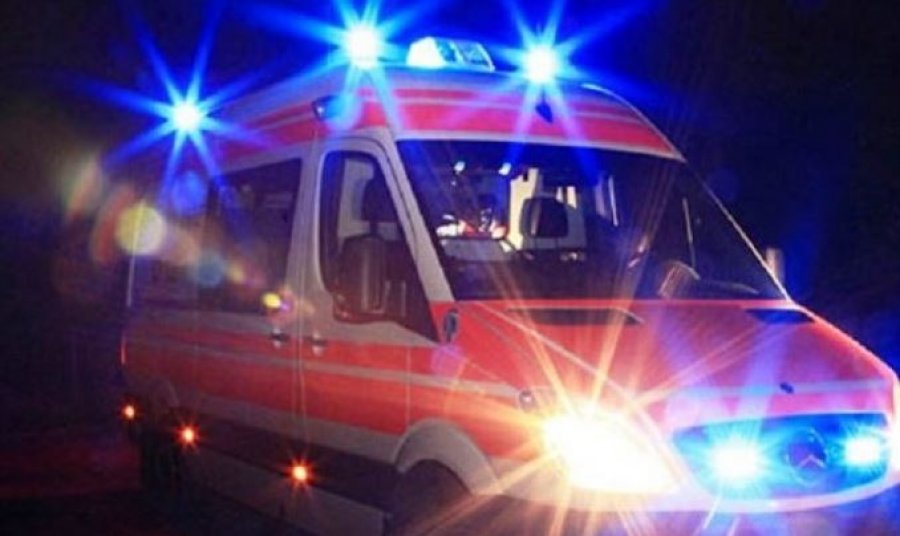 Mori dëmtime në kokë pasi u dhunua me sende të forta, 14-vjeçari transportohet nga spitali i Korçës drejt Traumës