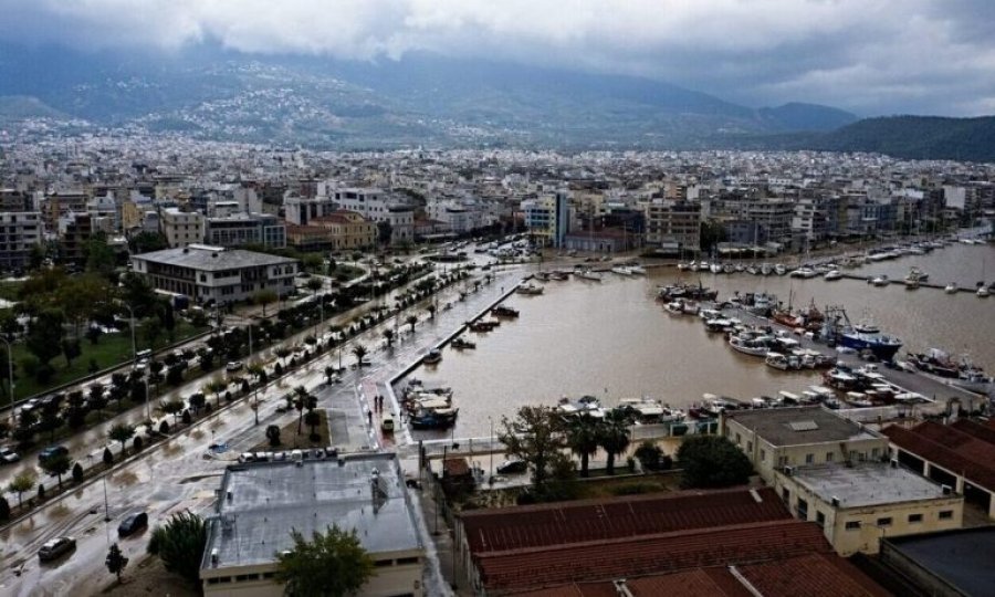 Greqia nën tmerrin e përmbytjeve fatale, shitësit tentojnë të përfitojnë, njoftime në Facebook: Shesim ujë