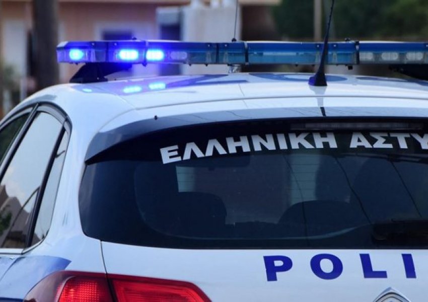 Qëlloi me armë në ajër, Policia greke i shkon shqiptarit në banesë, 46-vjeçari i godet me sëpatë