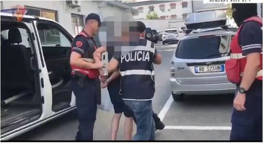 EMRI/ ‘Xhiro’ nëpër Elbasan me kallashnikov në çantë, arrestohet i riu