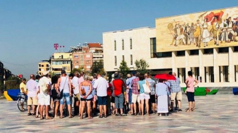 Turistët e huaj sjellin 1.55 miliardë euro në Shqipëri, shqiptarët nxjerrin 1 miliardë euro jashtë vendit, po për turizëm