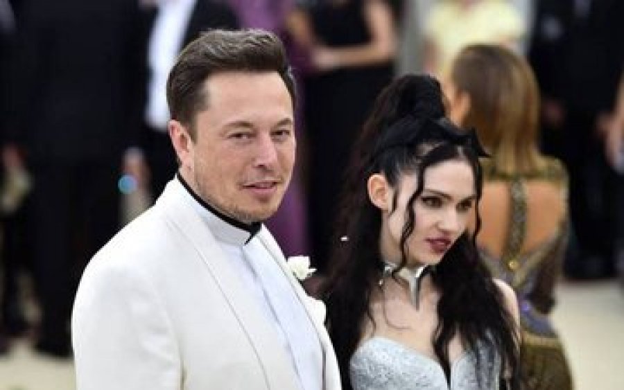 Grimes thotë se Elon Musk shpërndau nëpër njerëz një foto të saj gjatë lindjes