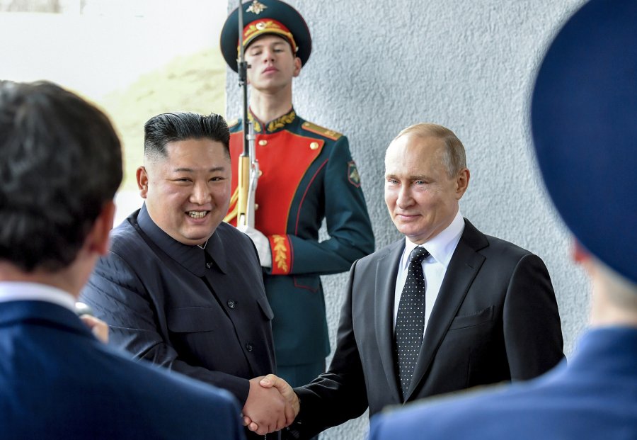 Lideri i Koresë së Veriut, Kim Jong Un, mbërrin në Rusi për takimin me Putinin