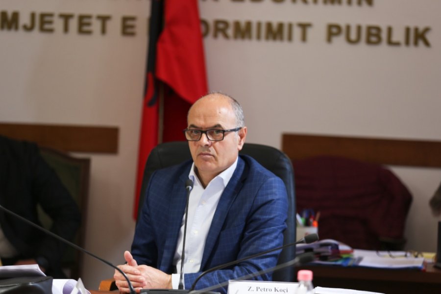 Edhe Petro Koçi jep dorëheqje nga dorëheqja/ Fuga: Akoma Petro Koci ne ate komision?