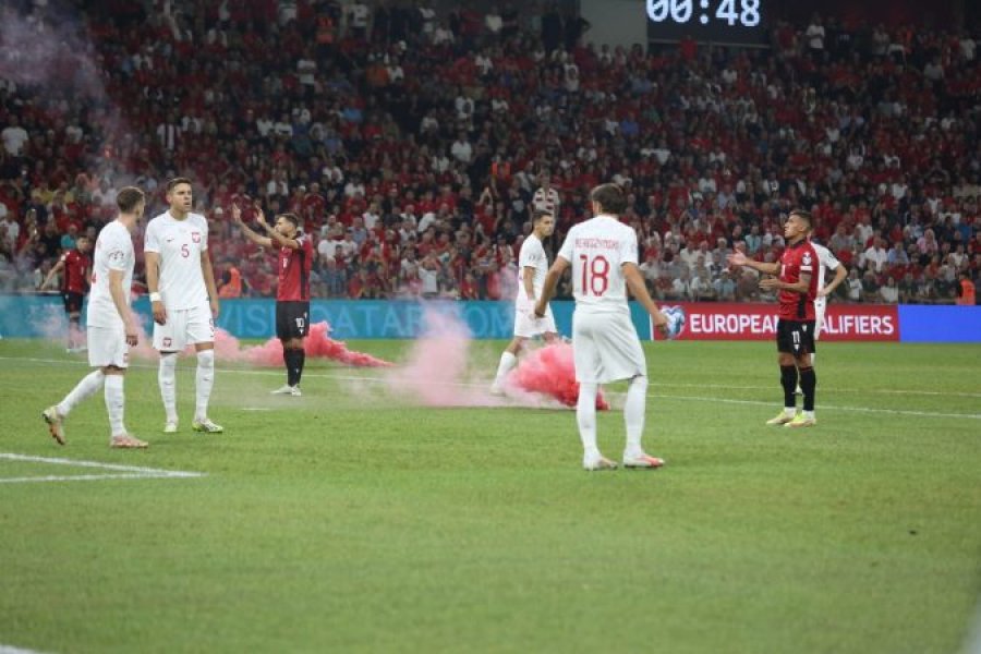 Hodhën flakadanë në ndeshjen Shqipëri-Poloni, kamerat identifikojnë 15 persona, arrestohen 2 prej tyre