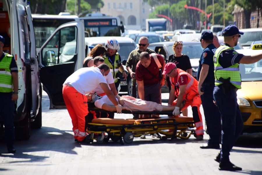 FOTO/ Një kalimtare humb ndjenjat, ambulanca zbarkon në bulevardin 'Dëshmorët e kombit'