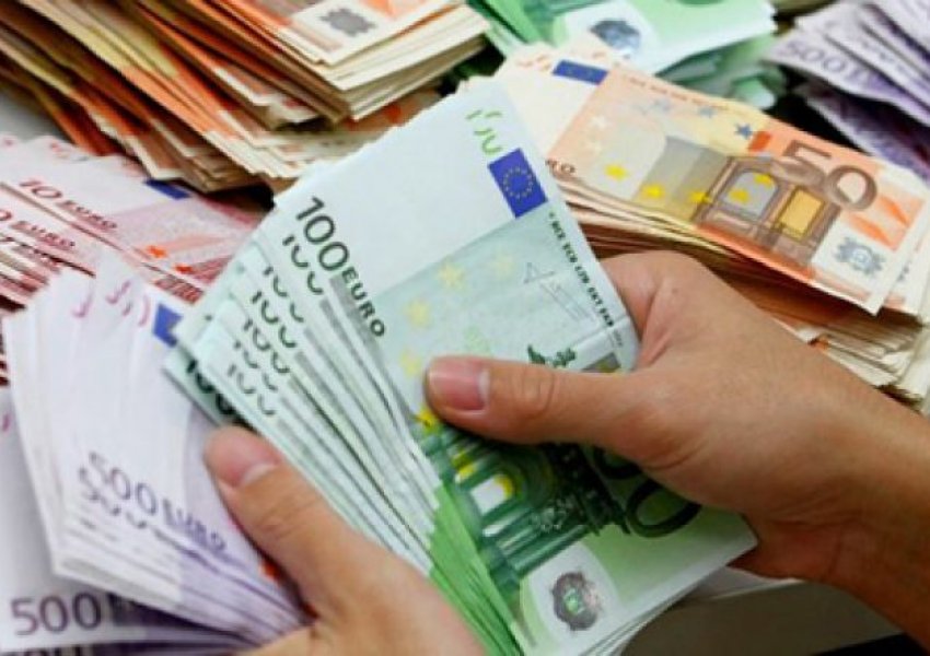 Çfarë po ndodh sot me monedhat e huaja? Ja me sa po blihen dhe shiten dollari dhe euro